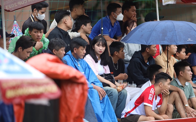 폭우에도 불구하고 사람들은 여전히 세 번째 시즌에 사이공 컵 2024 년 사이공 컵 2024 년의 7 명의 전국 챔피언의 축구 토너먼트를보기 위해 현장에 왔습니다. 사진 : Bao Trung Trung