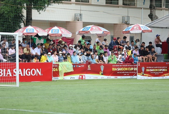 Khan gia den chac kin san de xem cac doi tuyen thi dau. Anh: Bao Trung