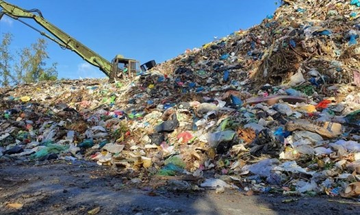 Không có nhà máy xử lý, rác thải sinh hoạt cả thành phố Bạc Liêu và vùng phụ cận chất cao như núi tại bãi rác tập trung. Ảnh: Nhật Hồ