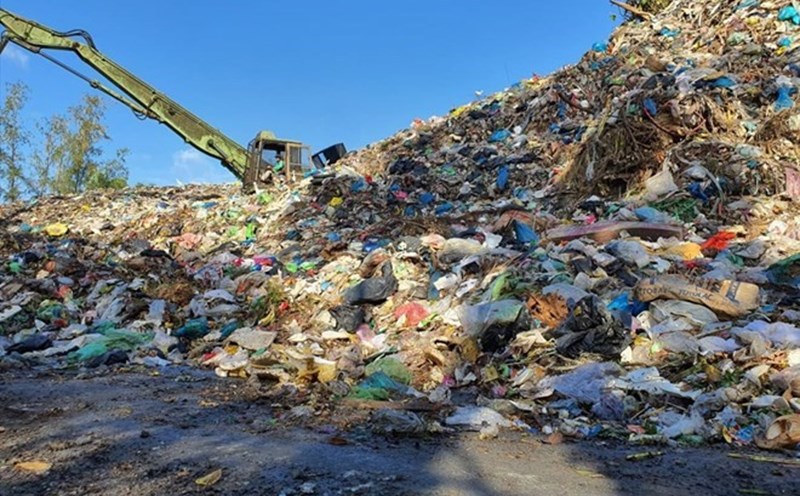 Không có nhà máy xử lý, rác thải sinh hoạt cả thành phố Bạc Liêu và vùng phụ cận chất cao như núi tại bãi rác tập trung. Ảnh: Nhật Hồ