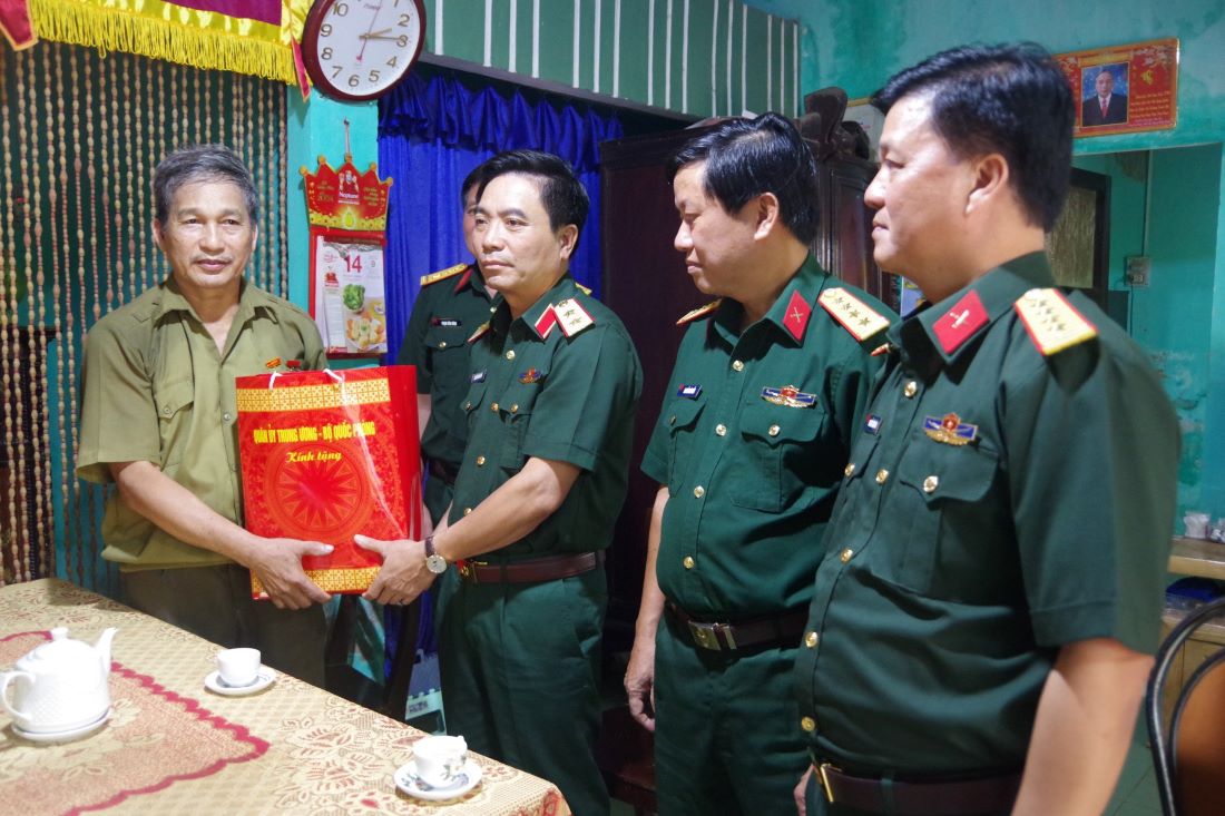 The Central Military Commission and Ministry of National Defense delegation visited and gave gifts to policy families in Quang Tri province. Photo: Xuan Dien.