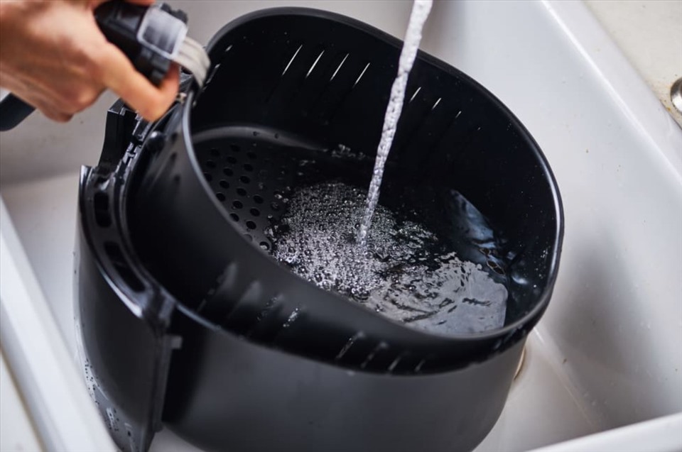 Vệ sinh nồi chiên không dầu thường xuyên sẽ giúp máy không bị hư, bảo vệ sức khoẻ gia đình. Ảnh: Xinhua
