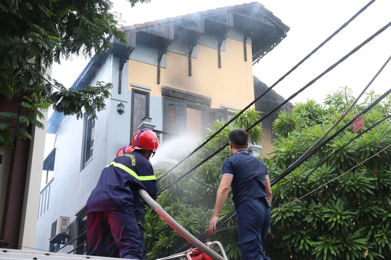 After more than an hour, the fire was still not extinguished. Photo: Nguyen Linh