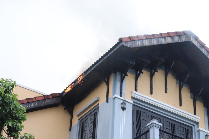 Đám cháy bốc lên từ tầng 3 của tòa nhà trên đường Nguyễn Tất Thành giao với đường Hồ Quý Ly (TP Đà Nẵng). Ảnh: Nguyễn Linh