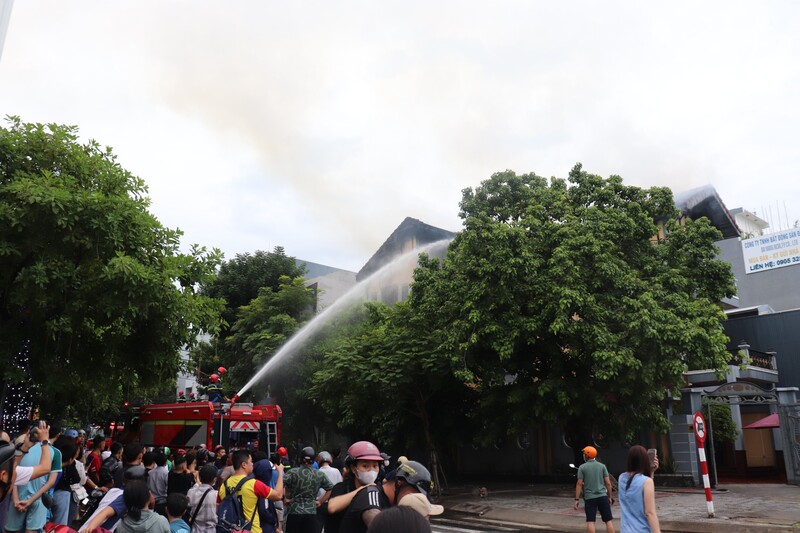 Many fire engines were mobilized to the fire scene. Photo: Nguyen Linh