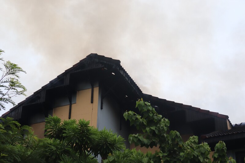 The column of smoke rose dozens of meters high. Photo: Nguyen Linh