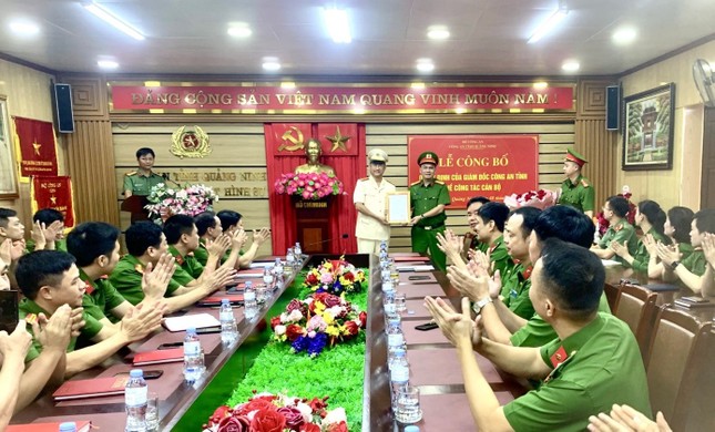 Le Huu Thang 중위는 임명 결정을 받았다. 사진 : Quang Ninh 지방의 CA