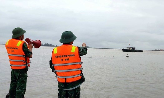 Hải đội 2 Biên phòng thông tin, kêu gọi các chủ phương tiện, thuyền trưởng đang hoạt động trên biển phòng ngừa áp thấp nhiệt đới. Ảnh: Võ Tiến.