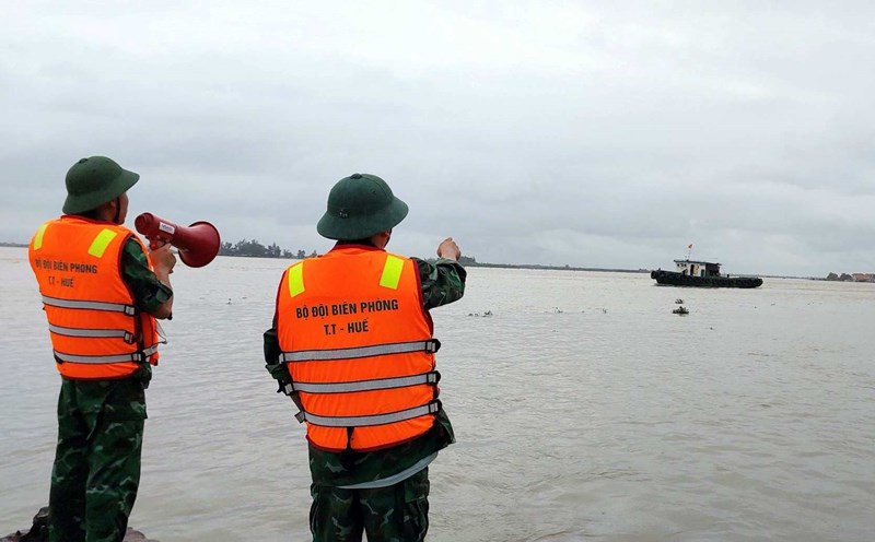 Hải đội 2 Biên phòng thông tin, kêu gọi các chủ phương tiện, thuyền trưởng đang hoạt động trên biển phòng ngừa áp thấp nhiệt đới. Ảnh: Võ Tiến.