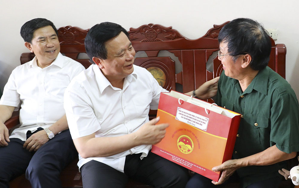 Le camarade Nguyen Xuan Thang a visite et a presente des cadeaux a certaines familles de politiques de la ville de Dien bien Phu, province de Dien bien. Photo: le thien