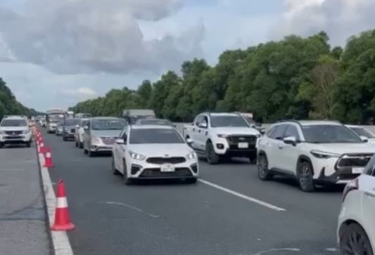 Vehicles circulate normally again. Photo: Hanoi - Hai Phong expressway information