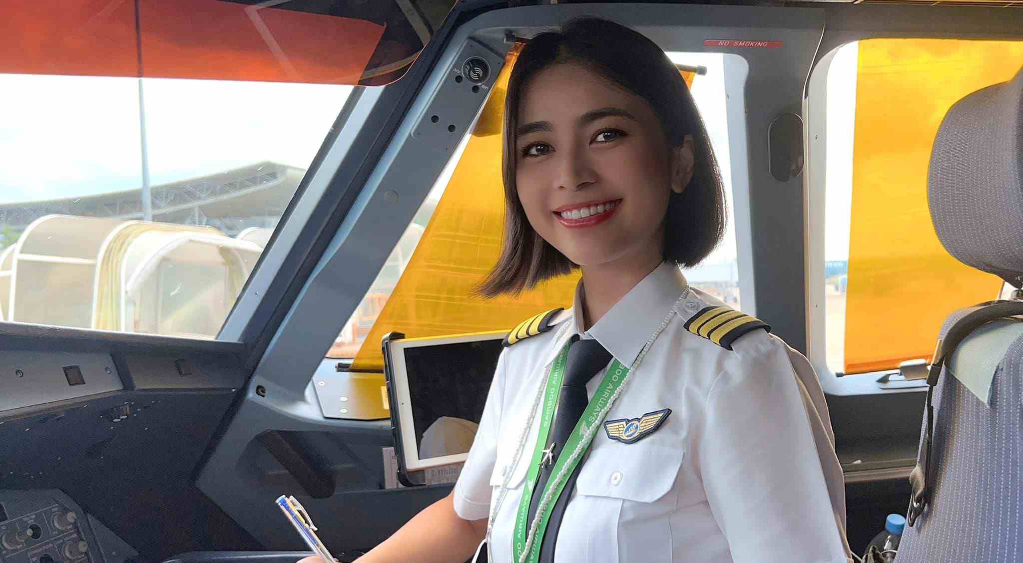 Actress Dieu Thuy became a pilot. Photo: Character Facebook.