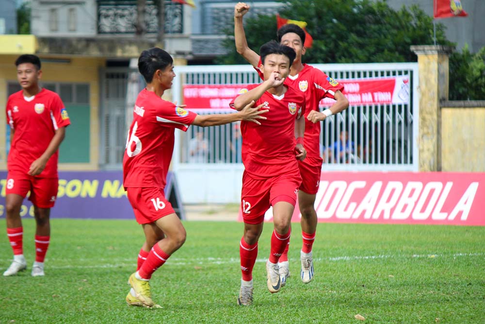 U17 Ha Tinh won tickets to the quarterfinals after winning 2 matches. Photo: VFF