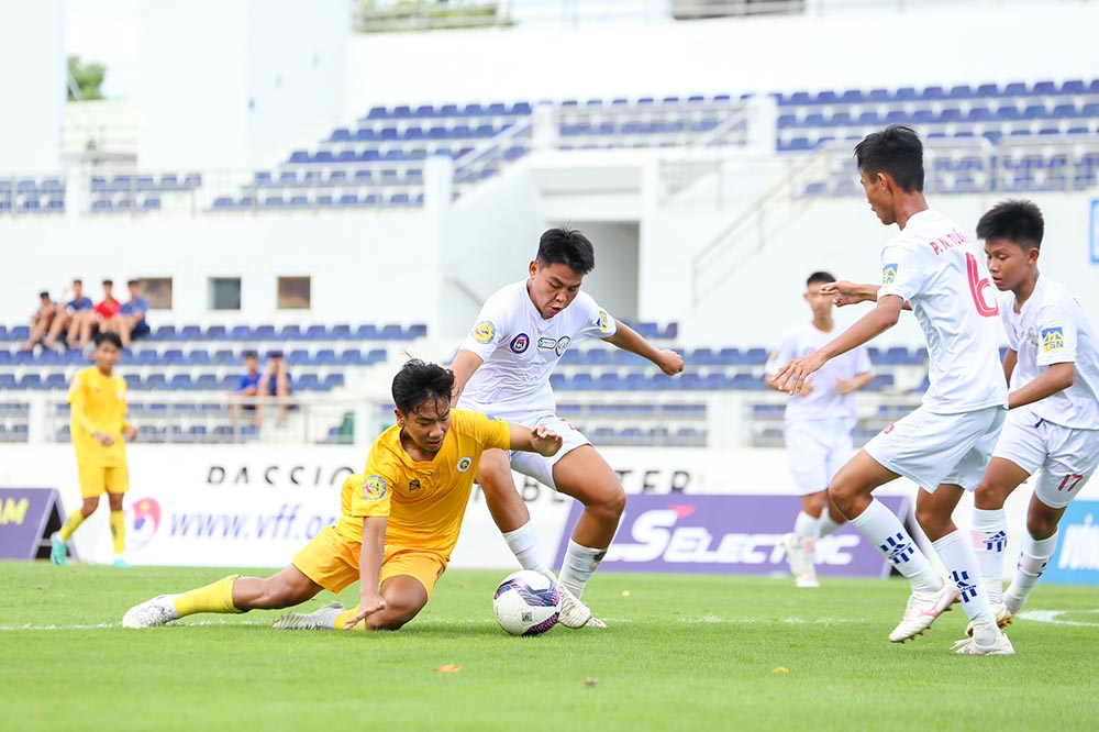 Ho Chi Minh City U17 (white shirt) tries to defend against Hanoi U17. Photo: VFF