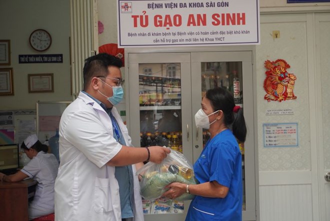 “Tủ gạo an sinh” ra đời thiết thực giúp những mảnh đời cơ cực