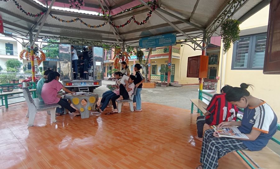 Mỗi chuyến xe Thư viện lưu động của Thư viện tỉnh Yên Bái thu hút đông đảo học sinh vùng cao đến tham quan, tìm đọc sách. Ảnh: Bảo Nguyên