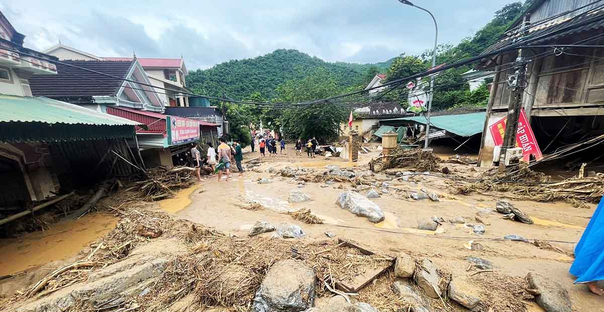 Mưa lớn gây lũ quét tàn phá thị trấn Mường Xén, huyện Kỳ Sơn, tỉnh Nghệ An năm 2022. Ảnh: Quang Đại