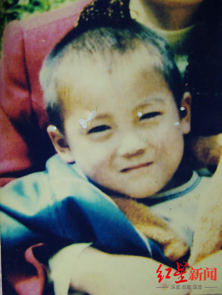 Hinh anh cua Fengkai truoc khi em bi bat coc. Anh: The Paper