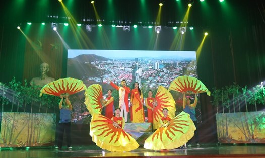 Tiết mục giải A song ca của công đoàn ngành Xây dựng tỉnh Hải Dương. Ảnh: Diệu Thúy