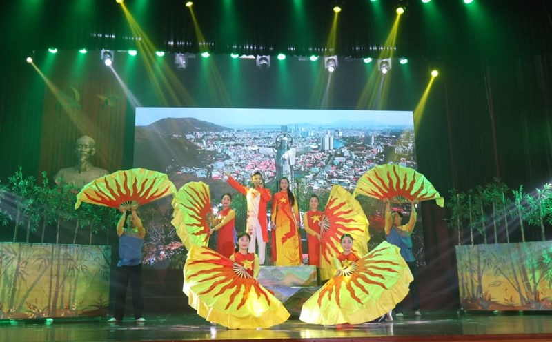 Tiết mục giải A song ca của công đoàn ngành Xây dựng tỉnh Hải Dương. Ảnh: Diệu Thúy