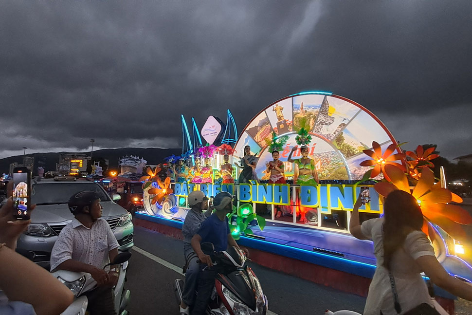 사람들, 관광객들은 7 월 14 일 저녁에 "Binh Dinh Summer"라는 주제로 스트리트 페스티벌에서 독특한 모양을 즐깁니다. 사진 : Hoai Luan