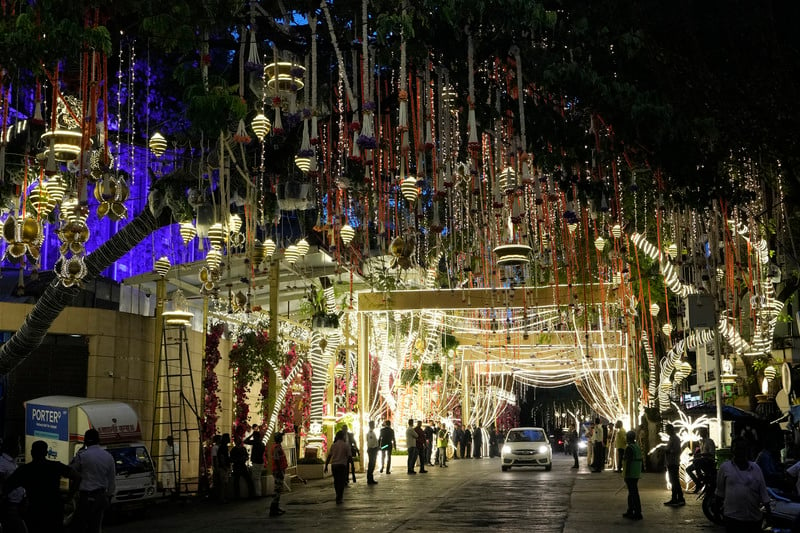 The wedding space is decorated majestically and splendidly. Photo: China Press