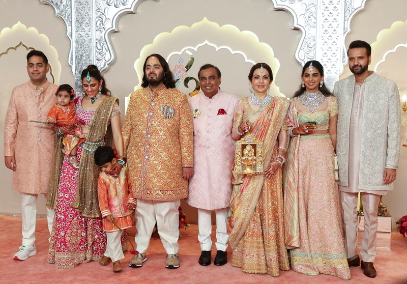 Billionaire Mukesh Ambani's family. Photo: China Press