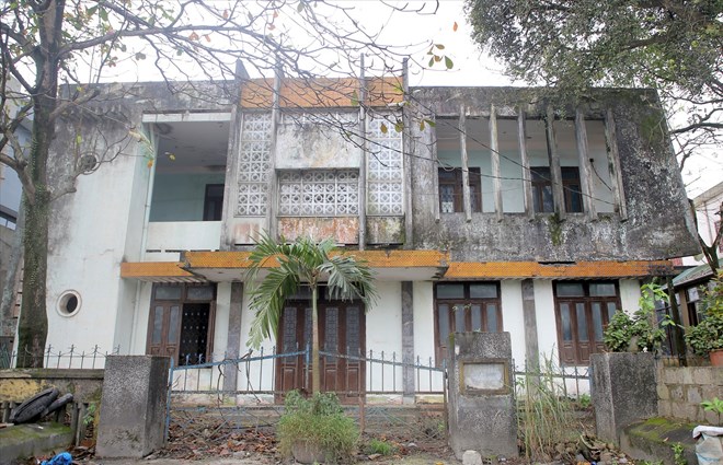 Một trụ sở công ở huyện Triệu Phong bỏ hoang từ lâu. Ảnh: Hưng Thơ.