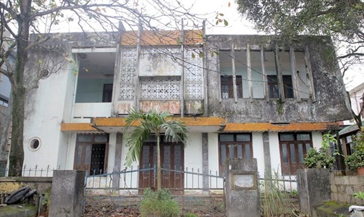 Một trụ sở công ở huyện Triệu Phong bỏ hoang từ lâu. Ảnh: Hưng Thơ.