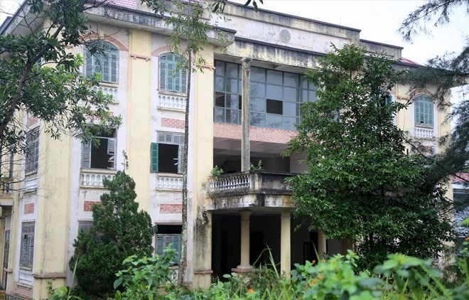 An abandoned and degraded public headquarters in Dong Ha city, Quang Tri province. Photo: Hung Tho.