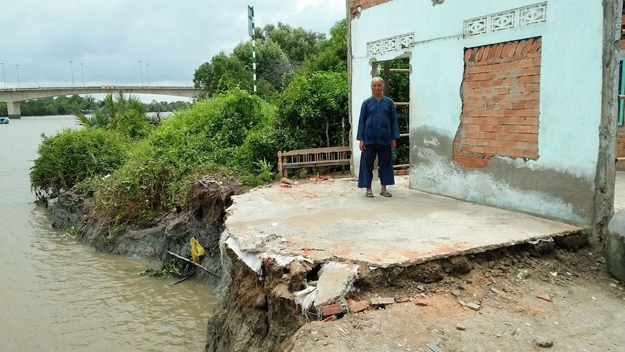 Việc sạt lở, sụt lún đã làm ảnh hưởng đến đời sống, sinh hoạt của người dân. Ảnh: An Long