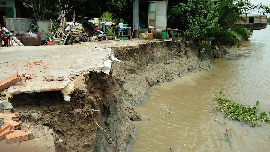 Việc sạt lở, sụt lún đã làm ảnh hưởng đến đời sống, sinh hoạt của người dân. Ảnh: An Long