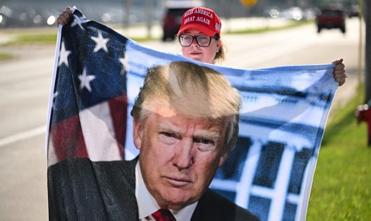 Người ủng hộ đợi ông Donald Trump khi máy bay của ông đáp xuống Sân bay Quốc tế Milwaukee Mitchell, Wisconsin, ngày 14.7. Ảnh: AFP