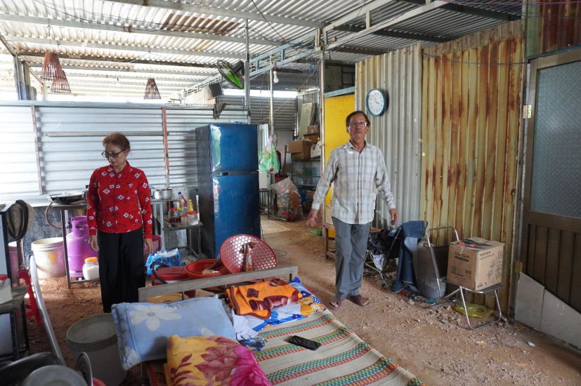 Bàn giao đất, tháo dỡ nhà cửa để giao đất làm Dự án cao tốc Quảng Ngãi - Hoài Nhơn nhưng gia đình ông Nguyễn Ngọc Dương ở xã Nghĩa Kỳ từ chối nhận tiền bồi thường. Ảnh: Viên Nguyễn