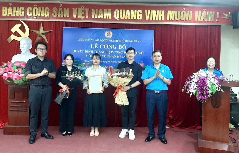 Hung Yen City Labor Federation은 노동 조합원을 인정하고 켈시 공동 주식 회사의 주니어 칼리지를 설립하기로 한 결정을 발표하기위한 행사를 열었습니다. 사진 : Hung Yen Trade Union