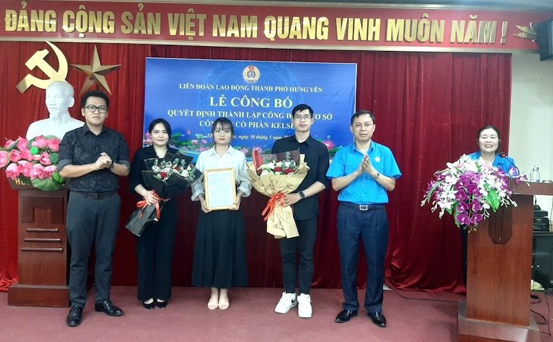LĐLĐ thành phố Hưng Yên tổ chức lễ công bố Quyết định kết nạp đoàn viên công đoàn và thành lập CĐCS Công ty CP KELSEY. Ảnh: Công đoàn Hưng Yên