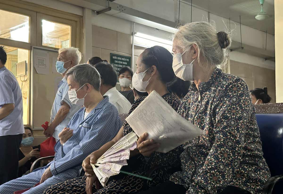 Người dân vui mừng khi bệnh viện Bạch Mai kéo dài thời gian khám bệnh.