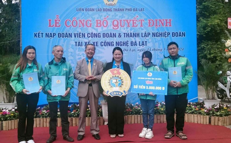Liên đoàn Lao động thành phố Đà Lạt thành lập Nghiệp đoàn Tài xế xe công nghệ với 49 đoàn viên công đoàn. Ảnh: ĐỨC LÂM
