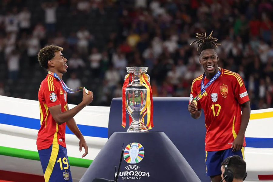 Two young stars Yamal (left) and Nico Williams (right) contributed greatly to Spain's championship. Nico Williams scored the opening goal for Spain in the final against England.