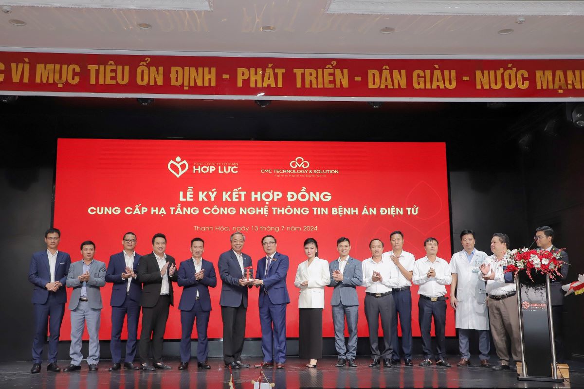 Lễ ký kết hợp tác chiến lược giữa CMC TS và Tổng Công ty CP Hợp Lực cải thiện chăm sóc sức khỏe qua công nghệ số. Ảnh: CMC
