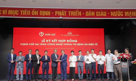 Lễ ký kết hợp tác chiến lược giữa CMC TS và Tổng Công ty CP Hợp Lực cải thiện chăm sóc sức khỏe qua công nghệ số. Ảnh: CMC
