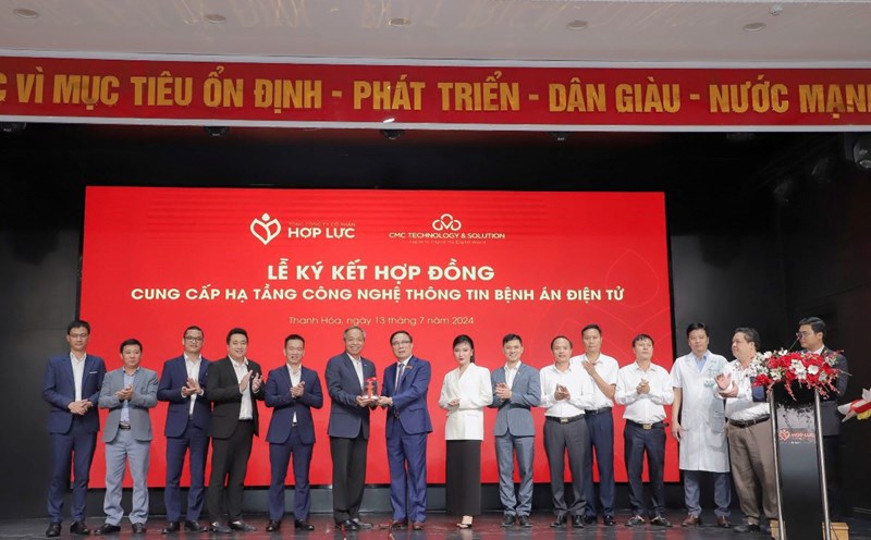 Lễ ký kết hợp tác chiến lược giữa CMC TS và Tổng Công ty CP Hợp Lực cải thiện chăm sóc sức khỏe qua công nghệ số. Ảnh: CMC