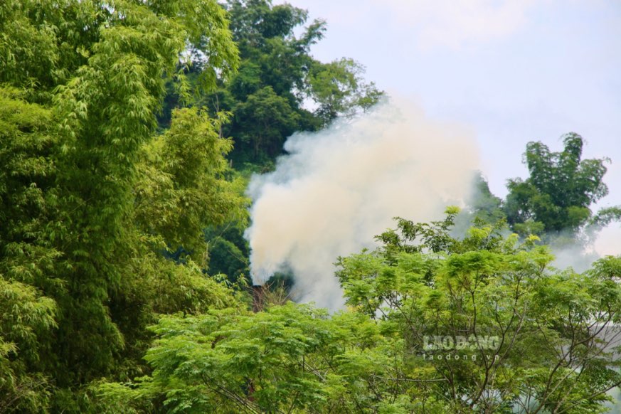 Dust and smoke from the wood workshop area makes people worried and insecure. Photo: Viet Bac.