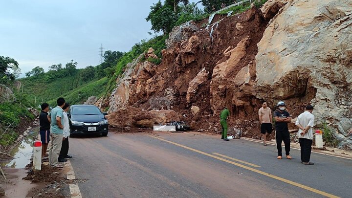 Hiện trường vụ tai nạn trên đường tránh Quốc lộ 6 khiến 1 người tử vong. Ảnh: NDCC