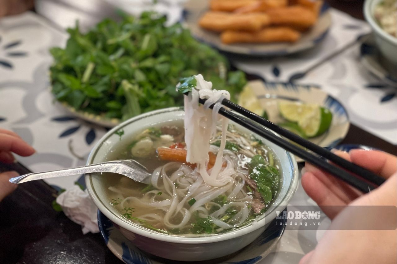 The restaurant's broth is cooked according to the same recipe as Nam Dinh pho, using thin noodles like Hanoi pho. Photo: Nguyen Dat