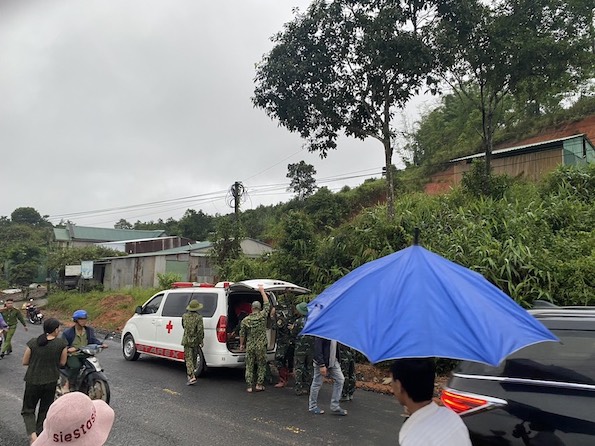 An ambulance from the Lam Dong Economic and Defense Delegation took buried victims out of the landslide scene. Photo: Provided by people