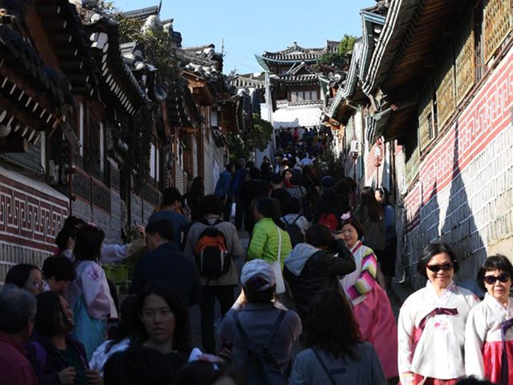 Hanok ancient village is crowded with tourists. Photo: Korea Times