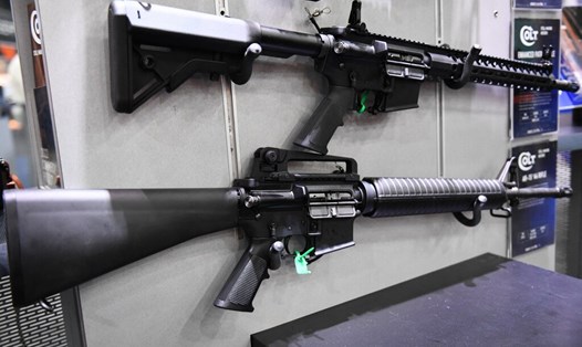 Súng trường AR-15  và Colt M4 Carbine. Ảnh: AFP