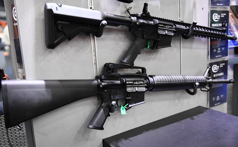 Súng trường AR-15  và Colt M4 Carbine. Ảnh: AFP