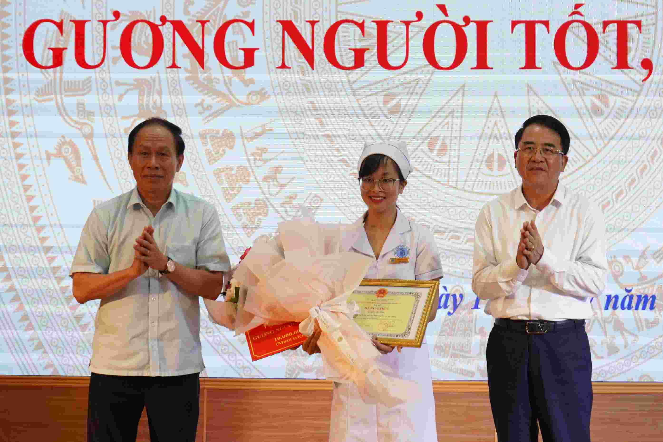 Bí thư Thành ủy Hải Phòng khen thưởng điều dưỡng Nguyễn Thị Thảo. Ảnh: Mai Dung